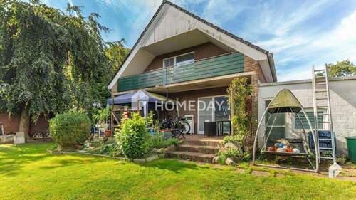 Außenansicht 1 - Gepflegte und solide DHH mit Terrasse, Loggia, 2 Bädern, EBK und Carport 