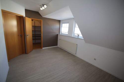 Elternschlafzimmer mit begehbarem Kleiderschrank - 
