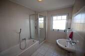 Vollbad mit Dusche im Obergeschoss - 