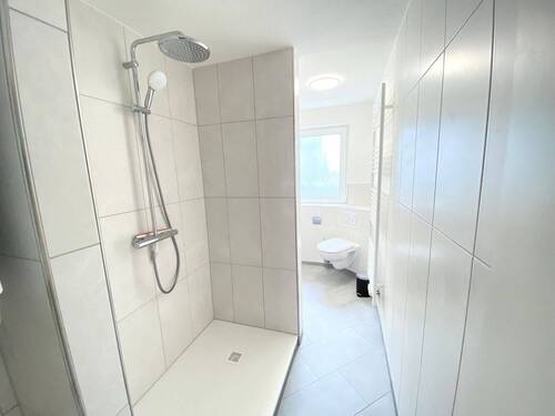 gemeinschaftliches Tageslichtbad mit Dusche & WC für Zimmer 1 - 3 - 