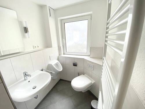 gemeinschaftliches Tageslichtbad mit WC & Dusche für Zimmer 1 - 3 - 