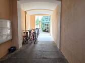 Durchgang zum Hinterhaus - 2 Zimmer Etagenwohnung zur Miete in Leipzig