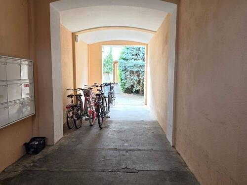 Durchgang zum Hinterhaus - 2 Zimmer Etagenwohnung zur Miete in Leipzig