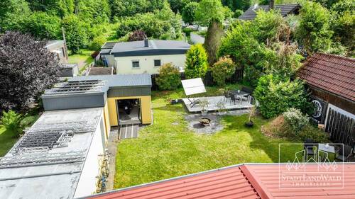 Luftbild Garten mit Nebengebäude und Freisitz - 