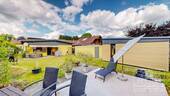 Freisitz mit Blick auf Terrasse und Haus - 