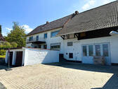 Straßenansicht - *RESERVIERT* NEUER PREIS! Großzügiges Zweifamilienhaus mit herrlichem Weitblick, Doppelgarage und Scheune