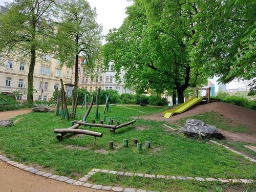 Park mit Spielplatz - 2 Zimmer Etagenwohnung in Plauen