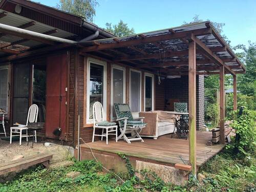 Seitenansicht Terrasse - Ferienhaus auf pflegeleichtem Grundstück im Wald