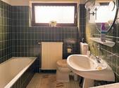 Bad mit Wanne und Dusche - 