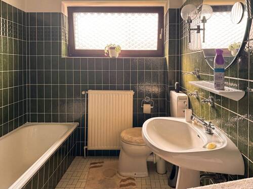 Bad mit Wanne und Dusche - 