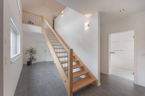Flur mit Treppe ins OG - 