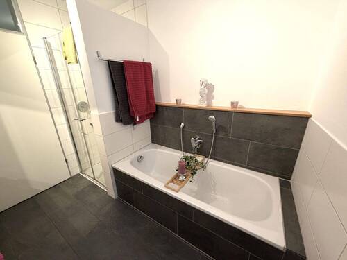 ...Dusche und Badewanne - 