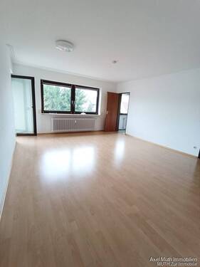Wohnzimmer mit Zugang Balkon - 2 Zimmer Etagenwohnung zum Kaufen in Heilbronn / Böckingen