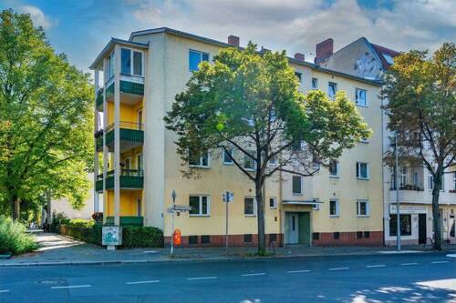 Hausansicht schräg - Neuer Preis: Erstbezug nach Sanierung.