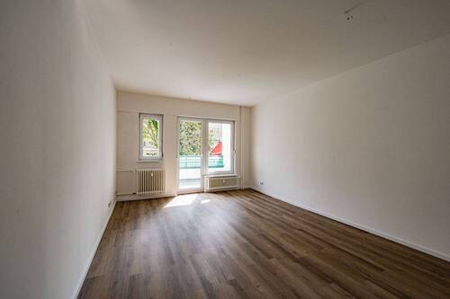 Wohnzimmer - Zugang zum Balkon - 