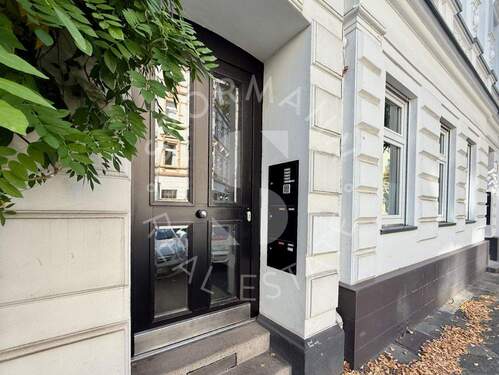 repräsentativer und sicherer Hauseingang - 2 Zimmer Etagenwohnung zum Kaufen in Düsseldorf