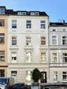 ein schönes Haus mit hohen Decken - 