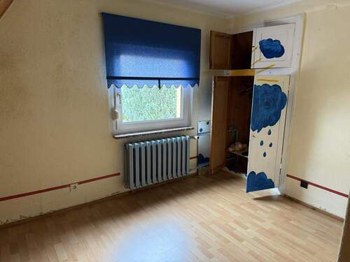 Kinderzimmer mit Einbauschrank im DG - 