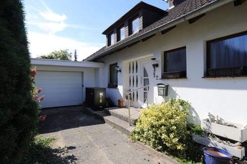 Doppelgarage mit Sektionaltor - Ruhiges Einfamilienhaus mit Vollkeller, Kamin und idyllischem, großem Garten - provisionsfrei