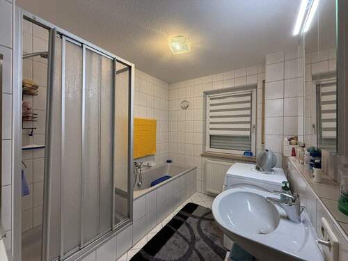 Badezimmer - Etagenwohnung mit 75,10 m&sup2; in Crailsheim zum Kaufen
