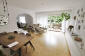 Wohn-/Esszimmer mit Zugang zur Loggia - 