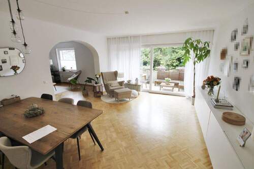 Wohn-/Esszimmer mit Zugang zur Loggia - 