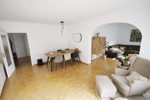 Wohn-/Esszimmer mit Zugang zur Loggia - 