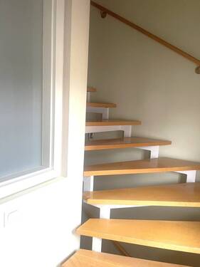 Treppe zum OG - 3 Zimmer Etagenwohnung zur Miete in Monsheim