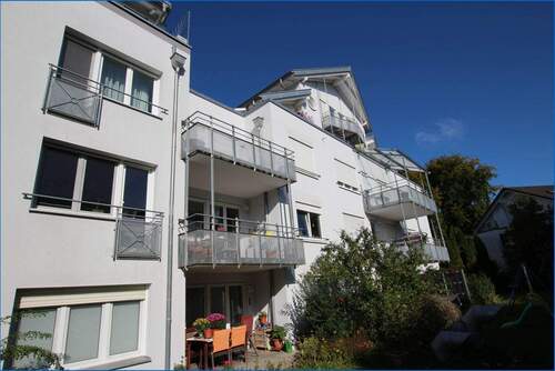 Ansicht Haus - Schöne 2,5 Zi. Whg. mit Aufzug, überdachtem Balkon, Stellplatz und EBK, Bezugsfrei !