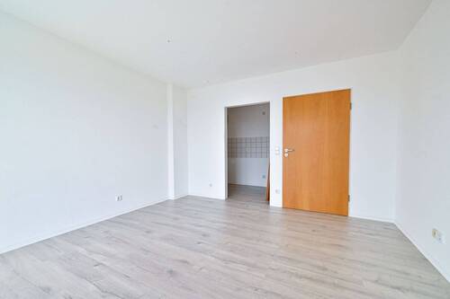 Wohnzimmer mit Kochnische - 2 Zimmer Etagenwohnung in Chemnitz