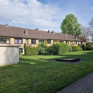 Hausansicht Gartenseite - Schöne 2,5 Zimmerwohnung mit Balkon - sofort frei
