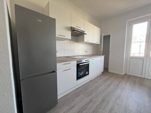 Küche mit Einbauküche - Einziehen, fertig, los...Moderne 2-Zimmer-Wohnung in Nähe zum Park mit Einbauküche