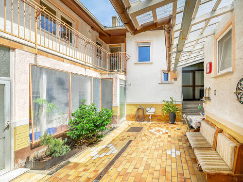 Hinterhof - 7 Zimmer Mehrfamilienhaus, Wohnhaus zum Kaufen in Philippsburg