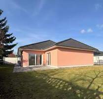 Einziehen und genießen! Stilvoller Wohlfühl- Bungalow mit Sonnenterrasse, Garten und Energieklasse A - Bitterfeld-Wolfen