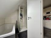 DG Wohnung Badezimmer mit Dusche und Wanne - 