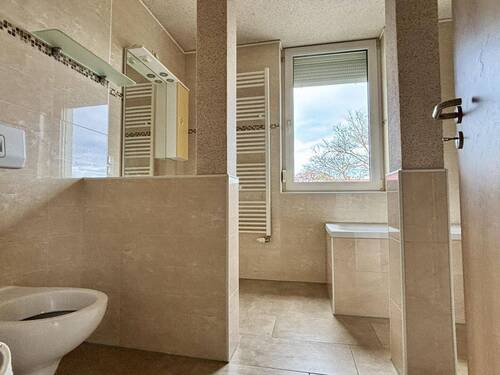 1. OG Wohnung Badezimmer - 