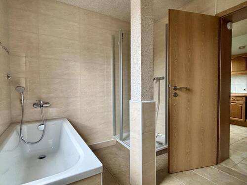 1. OG Wohnung Badezimmer - 