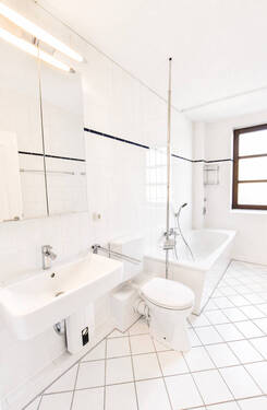 Vollbad mit Badewanne und Dusche - 