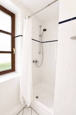 Vollbad mit Badewanne und Dusche - 