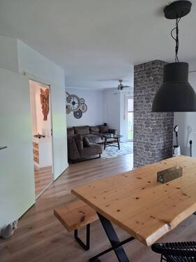 Esszimmer mit Blick auf Wohnzimmer - 