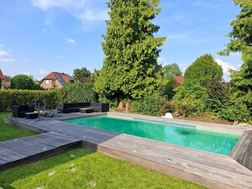 Poolansicht von der Terrasse - 5 Zimmer Mehrfamilienhaus, Wohnhaus in Fredenbeck