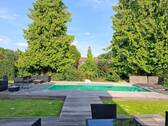 Zugang über einen Steg zum Pool - 