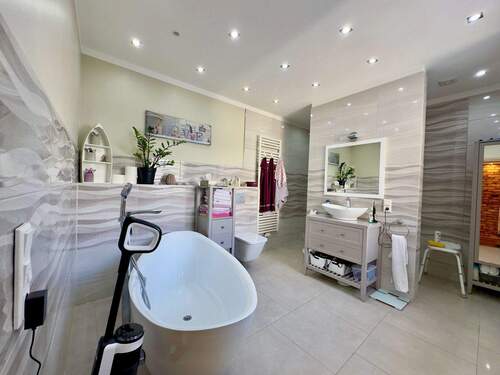 Bad mit freistehender Wanne - 8 Zimmer Mehrfamilienhaus, Wohnhaus in Viersen