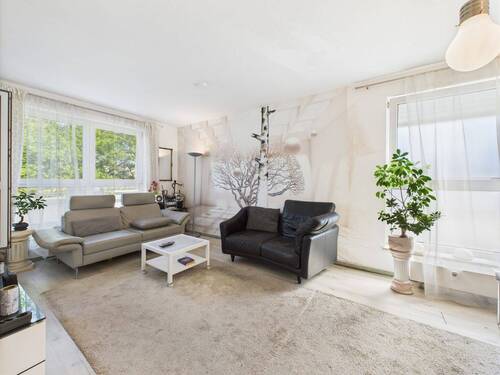 Wohnzimmer mit Balkonzugang - 