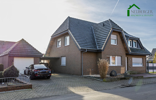 Auffahrt - Großes, gepflegtes Einfamilienhaus mit Garage, Carport, Keller und Garten in ruhiger Lage