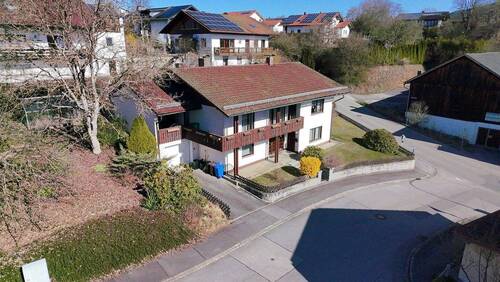 Ansicht aussen Drohne - Zentrales Einfamilienhaus mit Einliegerwohnung