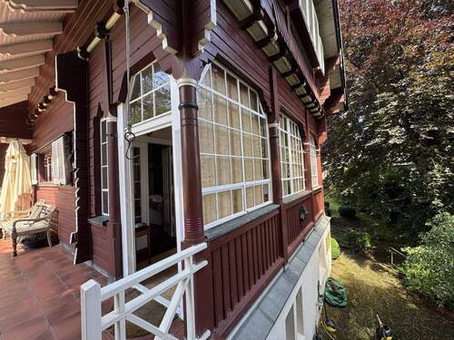 wunderschöne Fenster am Haus - 