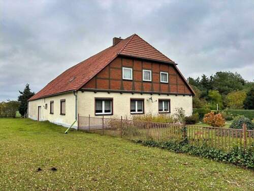 Bauernhaus mit Scheune - Frontansicht - 6 Zimmer Bauernhaus, Landhaus zum Kaufen in Strasburg