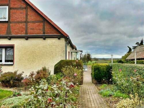 Gartenweg zum Haus - 