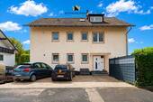 Aussenansicht Eingang - 9 Zimmer Mehrfamilienhaus, Wohnhaus in Königsbach-Stein